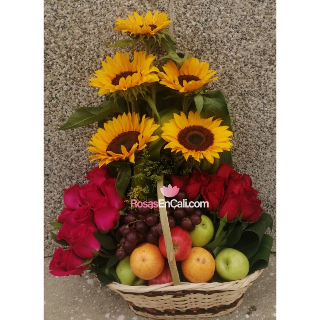 Arreglo floral con canasta de frutas en cali
