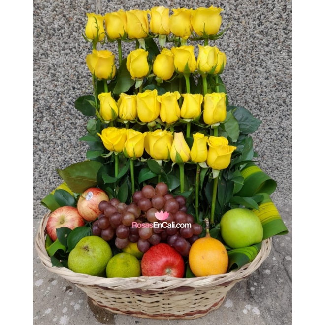 Canasta frutera con rosas amarillas