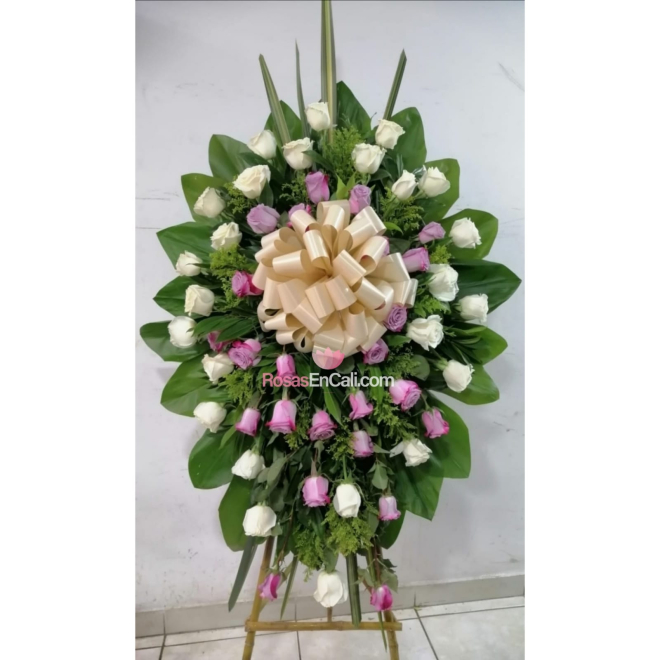 Corona fùnebre blanca y morada, arreglos condolencias