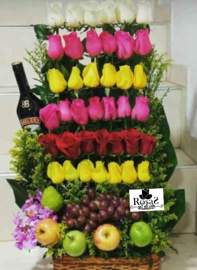 Rosas multicolores con fruta