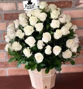 Canasta en rosas blancas en Cali