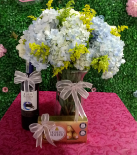 Jarrón de hortensias, vino y chocolate en Cali