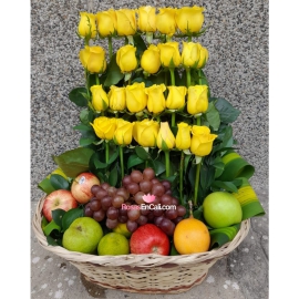 Canasta frutera con rosas amarillas