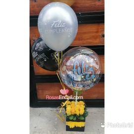 Cubo rosas amarillas y globos en cali
