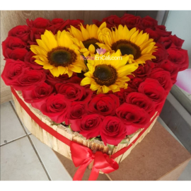Corazòn madera rosas y girasoles, flores para mujer